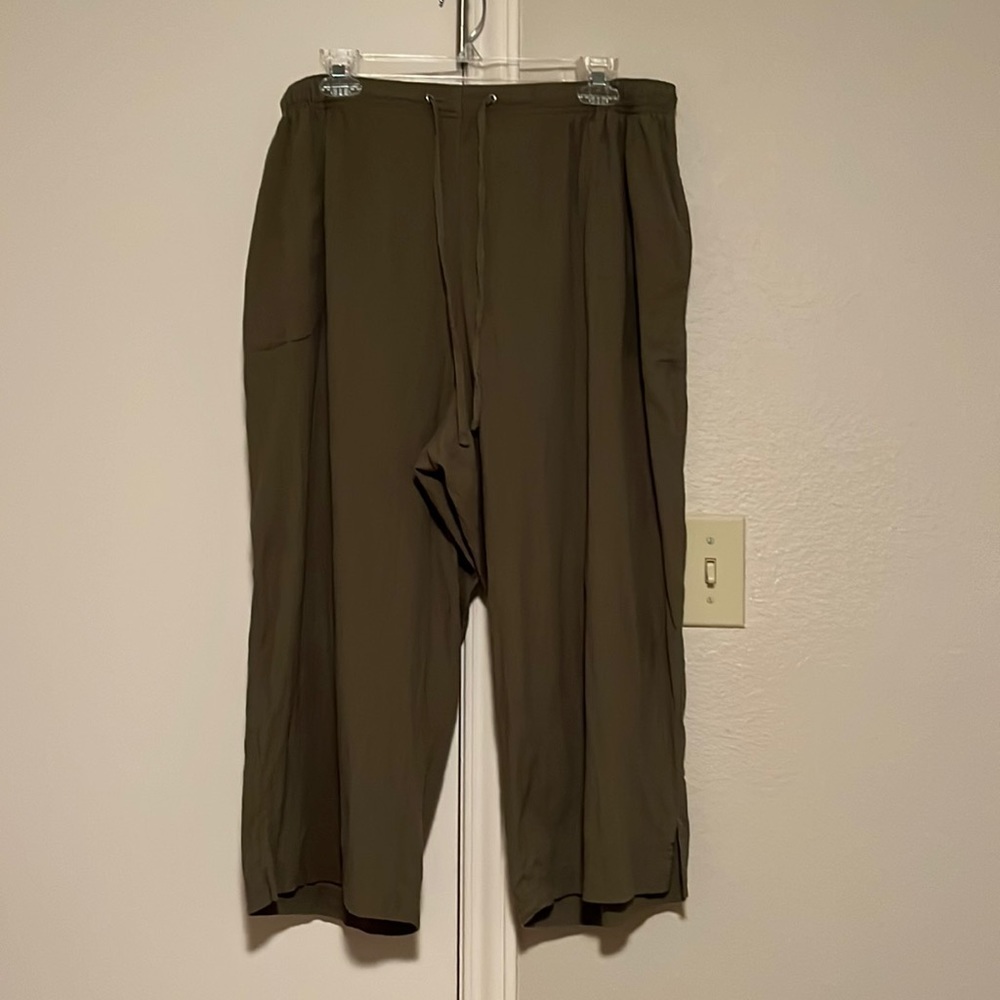 White Stag capri pants in size 2XX (18W/20W). Olive green color w/pockets. EUC